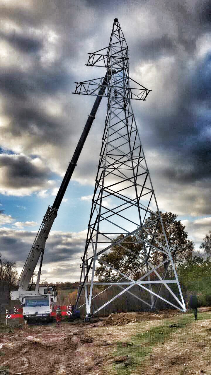Стройка лэп. Установка опор линии. Установка опор линии. Выправка опоры вл 10 кв. Установка опор линии.