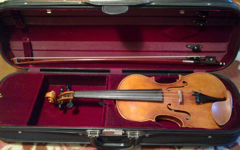 Фото скрипки со смычком. Немецкие мастеровые смычки для скрипки.