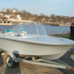 Стеклопластиковая моторная лодка maestro 450.