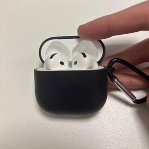 Продаю навушники Apple AirPods 4 в хорошому стані — 4500 грн