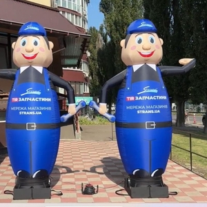 Человек машет на дороге,  реклама в месте продаж 340 см