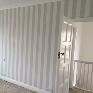 Поклейка стін шпалерами 