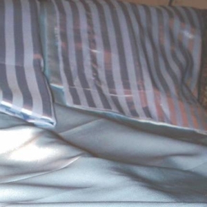 Одеяла, подушки, постельное белье из натурального шелка 