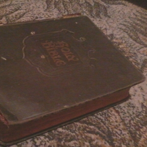 Продам большую библию 1925г.п. из Америки на английском продам