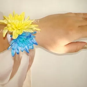 Цветочный браслет под заказ из живых и искусственных цветов.