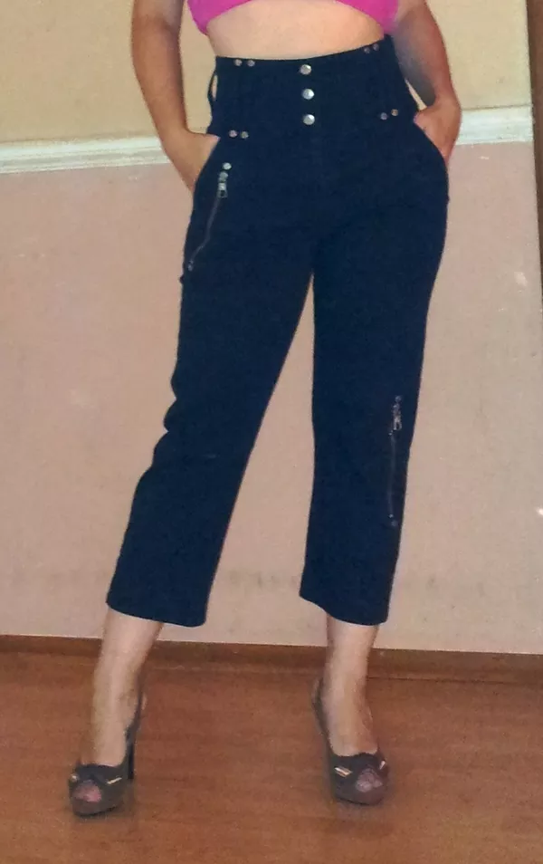 Фирменные капри.