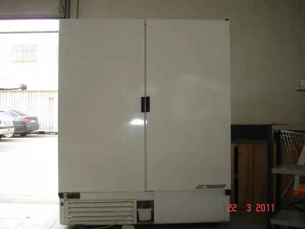 Продам глухой холодильный шкаф .
