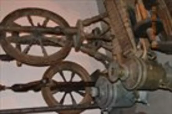 продам старинные предметы быта прялки сундук самовар керамику горшки