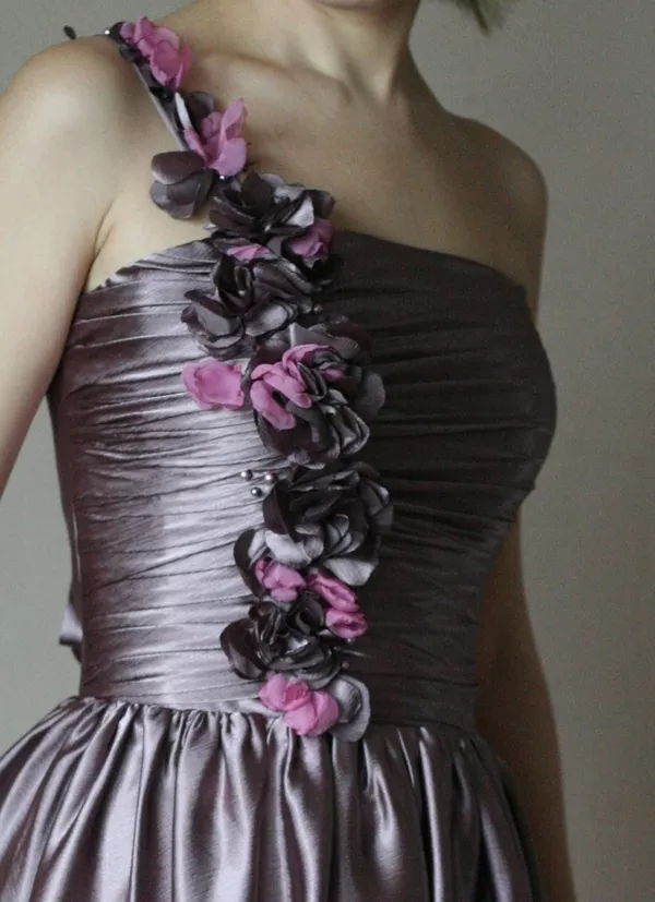 вечернее платье на корсетной основе,  декорировано цветами 3