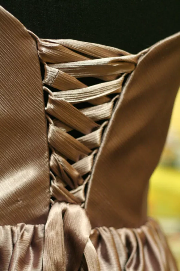 вечернее платье на корсетной основе, декорировано цветами 2