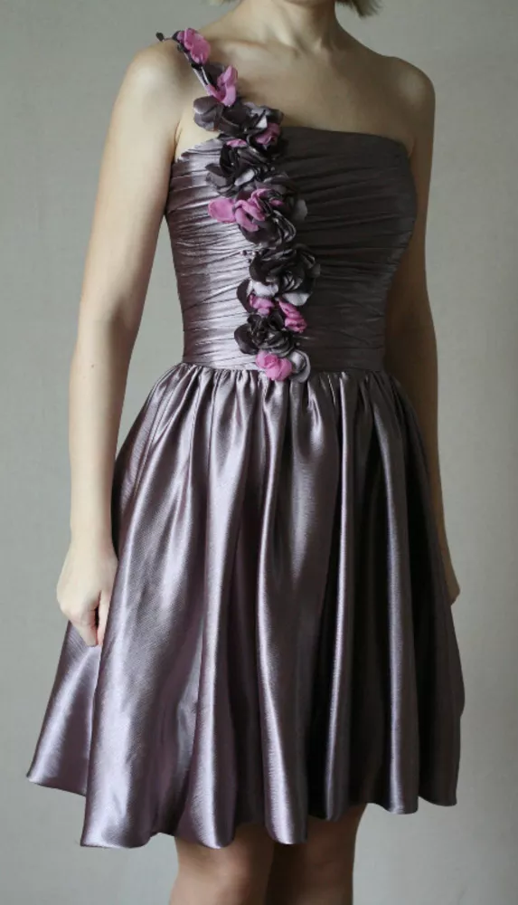 вечернее платье на корсетной основе, декорировано цветами