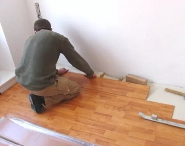 Укладка ламинатa, линолеума