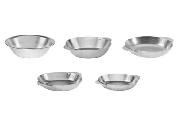 Алюминиевые тарелки разных размеров .  