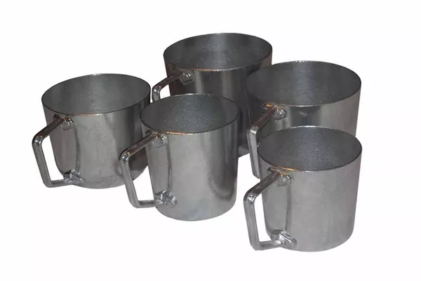 Алюминиевые кружки разных размеров .  