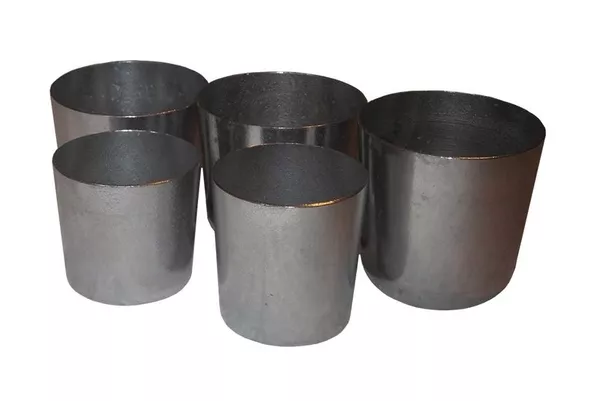 Алюминиевые  стаканы разных размеров .  