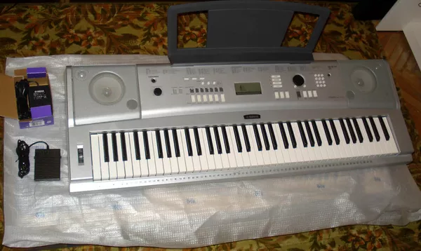 Продаю новый Синтезатор Yamaha DGX-220