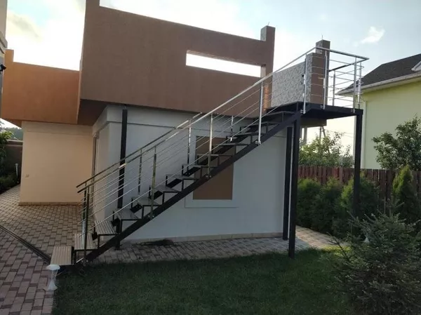 Лестницы из черного металла 3