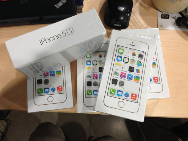 Apple  iPhone 5S 16 Гб---- $ 450USD / Samsung Galaxy  S5 16GB----$450