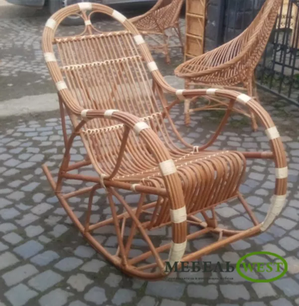 Плетеное кресло качалка,  В полоску 