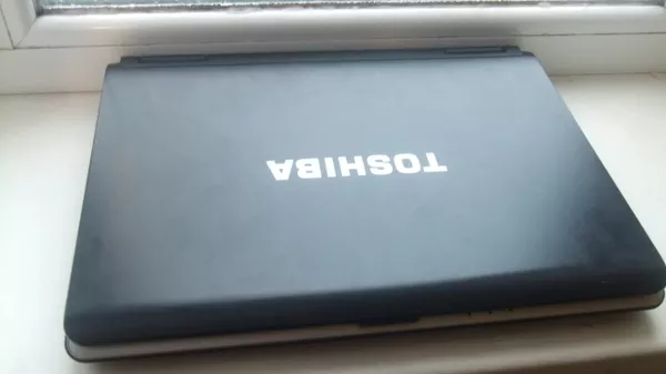 Практически новый ноутбук Toshiba Satellite L40-13G .  3