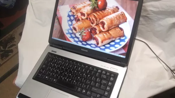 Практически новый ноутбук Toshiba Satellite L40-13G .  4