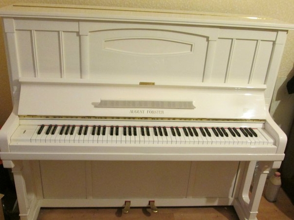 прекрасное белое пианино,  гармоничное звучание