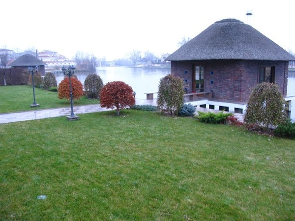 Дом в Конча-Заспа на берегу реки 