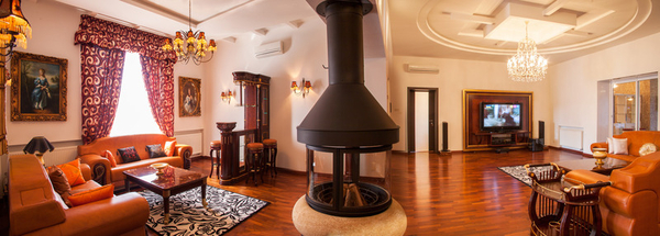 Дом на берегу Залива реки с видом на реку