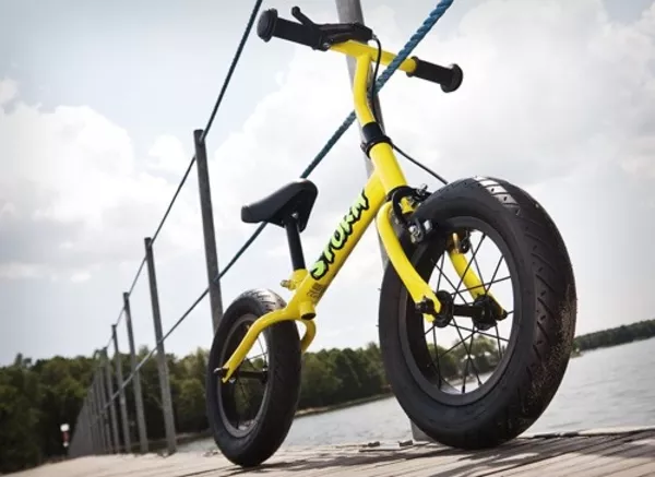 Детские беговелы, Беговел Caretero Storm