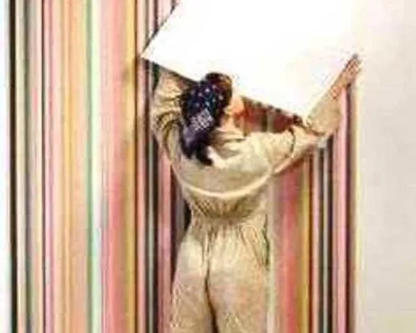 Клеить обои цена