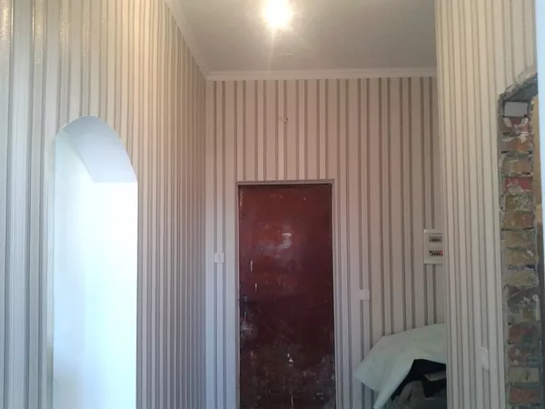 Поклейка обоев в коридоре