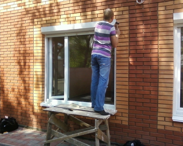 Ремонт алюминиевых и металлопластиковых дверей Киев,  замена петель,  за