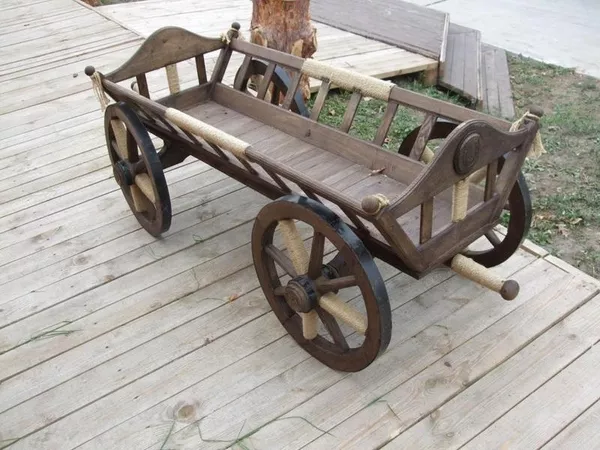 Декоративные воз. Деревянная повозка. Телега из дерева.