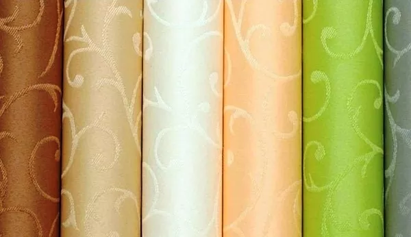 Клеить обои 