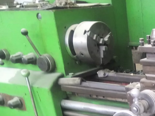 Универсальный токарно-винторезный станок 16К20 4