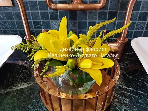  Яркое украшение для свадебного стола молодых. 