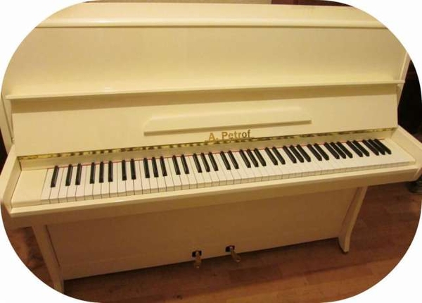Восторг от ярко белого пианино для гостиной,  Вас и Ваших гостей