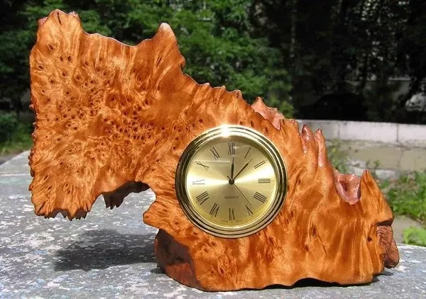 Авторские настольные часы вырезанные из капа дуба.
