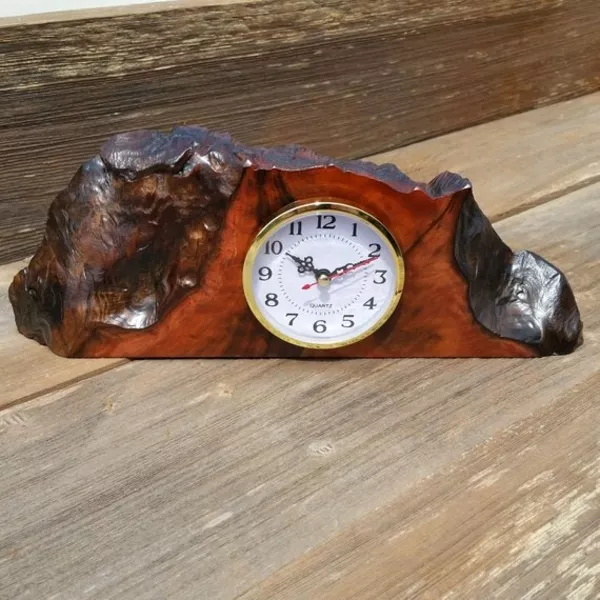 Авторские настольные часы вырезанные из капа дуба. 3