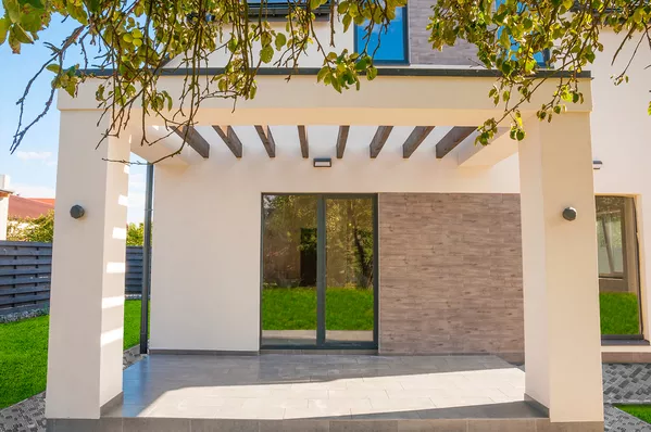 Продам дом , расположен в закрытом коттеджном городке с Романков   4