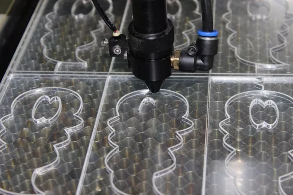 Лазерная резка пластика,  фанеры,  оргстекла.