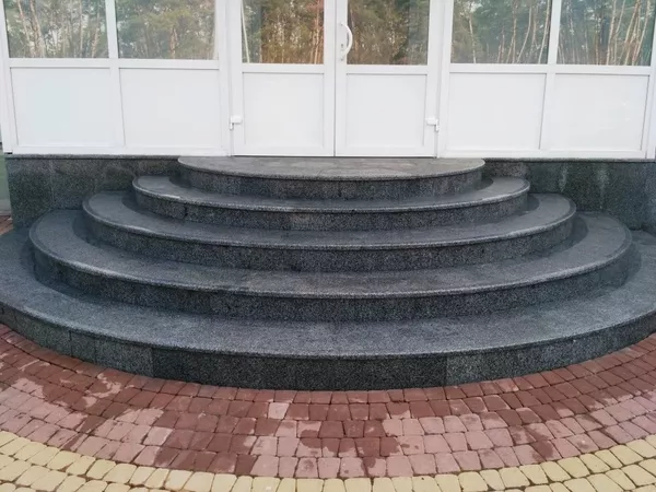 Очистка фасадов, ступеней от загрязнений и высолов