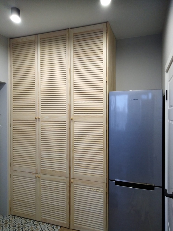 Встроенный шкаф из жалюзийных дверей 4