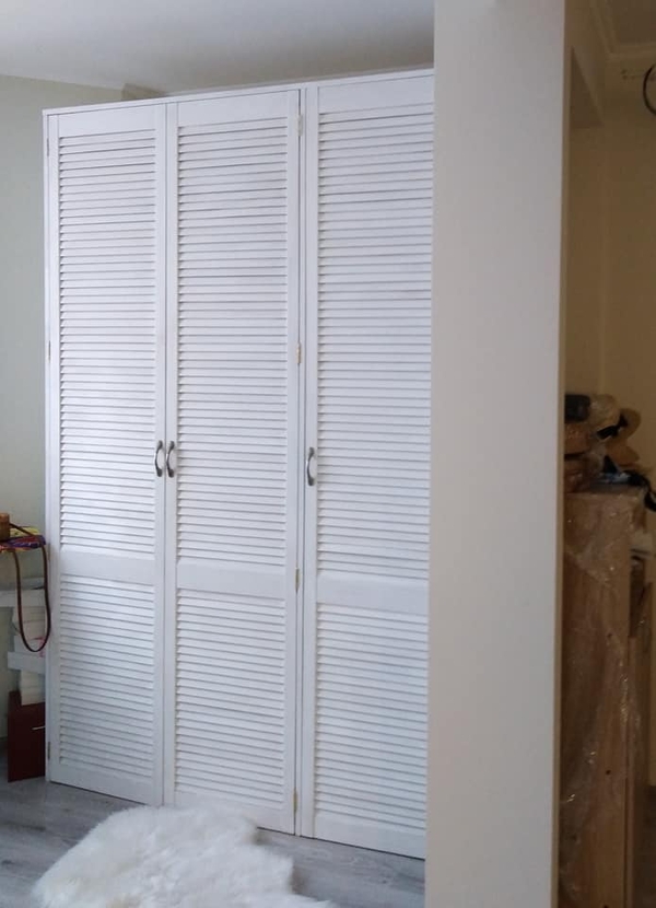 Встроенный шкаф из жалюзийных дверей 2