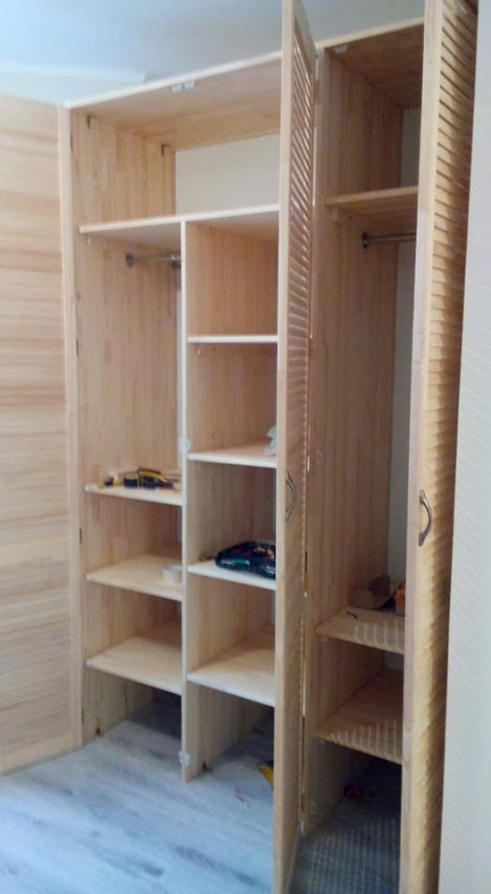 Встроенный шкаф из жалюзийных дверей 3