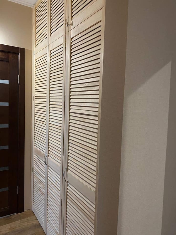 Встроенный шкаф из жалюзийных дверей