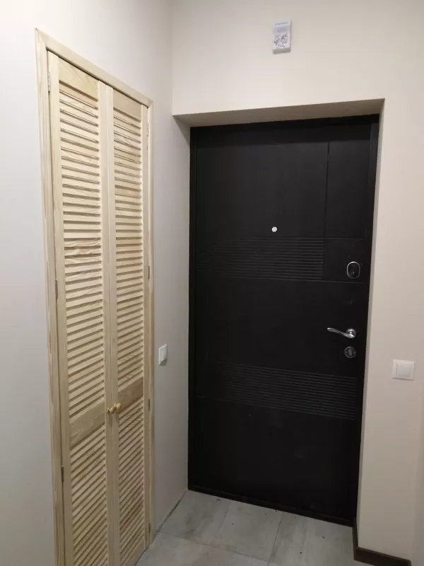 двери жалюзи в гардеробной (монтаж) 2