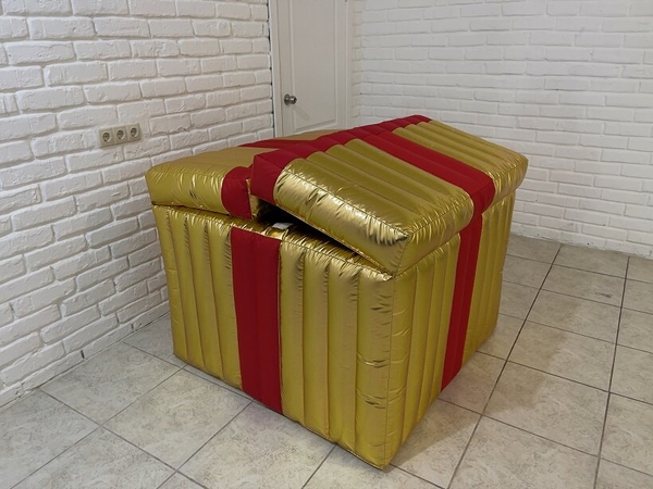 Коробка золотая сценическая декорация 2