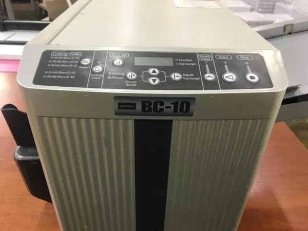 Автоматичний порезчик візиток Uchida BC-10