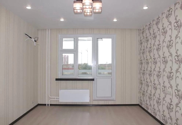 Поклейка обоев в комнате